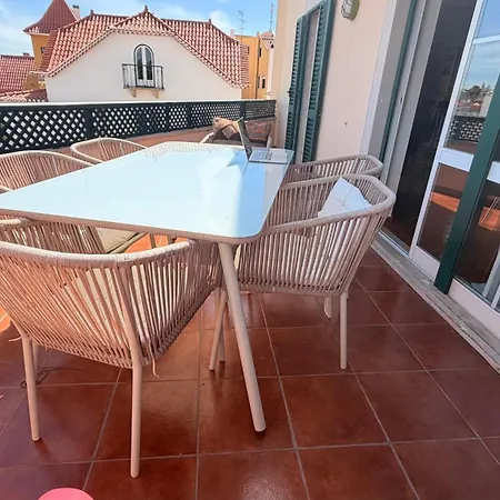 Relaxed 3 Bedrooms Penthouse In The Heart Of Historic Center, Few Steps From The アパート カスカイス