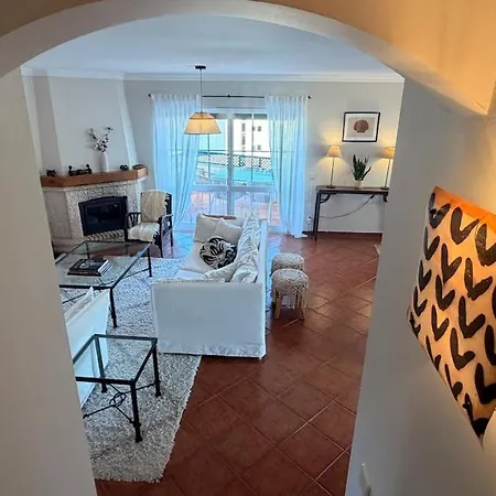 Relaxed 3 Bedrooms Penthouse In The Heart Of Historic Center, Few Steps From The アパート カスカイス