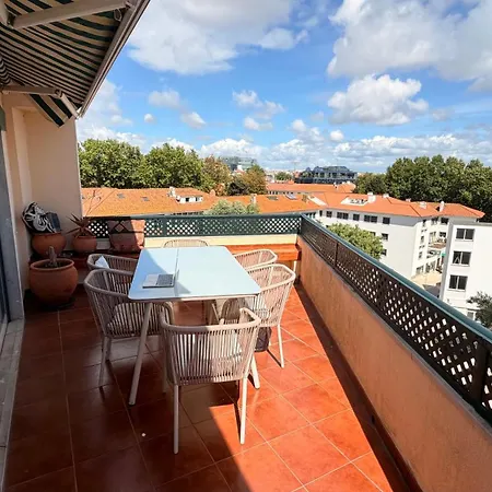 Relaxed 3 Bedrooms Penthouse In The Heart Of Historic Center, Few Steps From The דירה קסקאיס