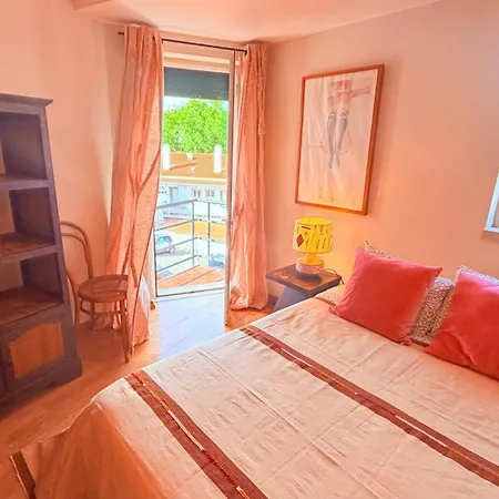 Relaxed 3 Bedrooms Penthouse In The Heart Of Historic Center, Few Steps From The アパート カスカイス